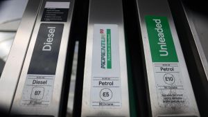Caro-carburanti, in Lombardia i prezzi corrono: gasolio a 2 euro, benzina a 1,82. L’effetto guerra nei self-service
