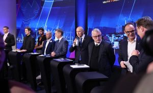 (ANALIZA) Predvolilna kampanja med performansom in propagando