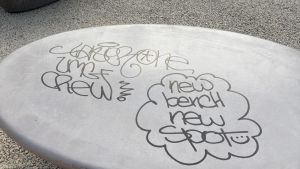 A Rivarolo imbrattate le panchine installate da appena due giorni