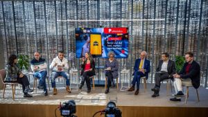 Administraciones, conductores y empresas debaten la ley del taxi en un encuentro inédito de EL PERÓDICO