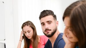 Professore sospeso: aveva una relazione con l’alunna sedicenne