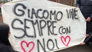 Morto a 17 anni dopo scontro frontale. Aperto fascicolo per omicidio stradale. Il tributo e l’ultimo saluto a Giacomo