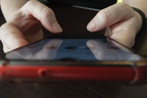 «Вам СМС от авиакомпании»: застрявшие туристы становятся жертвами мошенников