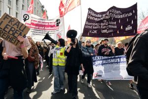 Gegen Merz, gegen Krieg, gegen Sexismus: Der 8. März auf der Straße