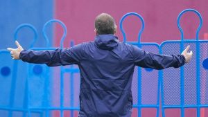 Flick da la espalda a las elecciones, se centra en el partido del Sevilla y abraza la vuelta de Gavi