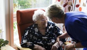 Vil fire på kravene til eldreomsorgen