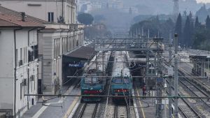 Devasta una carrozza del treno con il martello frangi vetro, denunciato dalla Polfer