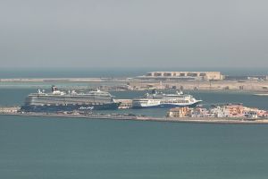 «Спасайтесь сами»: застрявшим в Катаре туристам отменили бесплатное проживание