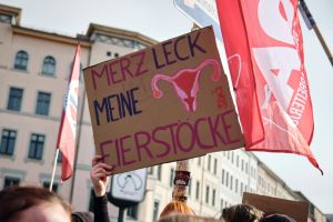 Weitere Festnahme wegen „Leck Eier“ Schild