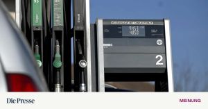 Der Autofahrer schimpft, aber tankt trotzdem