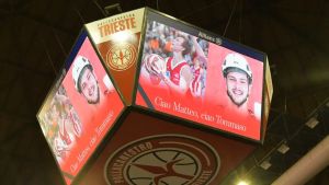 Immagini, lacrime e applausi per Matteo e Tommaso: l’abbraccio del PalaTrieste