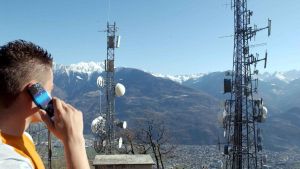 Boom di campi magnetici: le antenne smartphone in Lombardia sono ormai il triplo di quelle di tv e radio. Che impatto hanno sulla nostra salute?