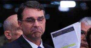 Flávio Bolsonaro diz que apoia CPI do Master, mas não explica ameaça