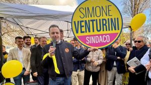 Elezioni a Venezia, Venturini presenta la civica nella “sua” Marghera. E per il simbolo sceglie il giallo con sfumatura fucsia