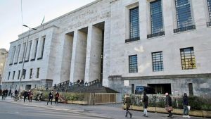 Il suicidio di Carol Tomasello, l’ex modella 29enne trovata impiccata in bagno. Le ombre sulla sua ultima notte e l’appello dei genitori: “Vogliamo la verità”