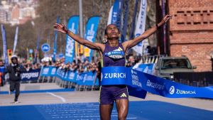 La etíope Fotyen Tesfay roza el récord del mundo femenino en su apoteósico debut en el Maratón de Barcelona