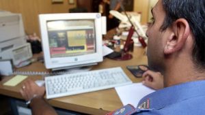 Scambia video e foto pedopornografici della figlia e dei due nipotini: arrestata