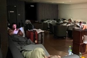 «Летите за свой счет»: застрявших на Мальдивах туристов выгнали из аэропорта, где они жили больше недели