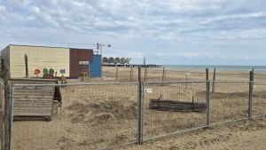 Addio a 300 ombrelloni, l’ufficio 6 diventa un hub sportivo: ecco le nuove regole della spiaggia a Lignano