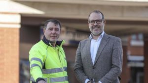 Esteban y Amable, el director comercial y el encargado de obra que levantaron las primeras viviendas de La Fresneda: 