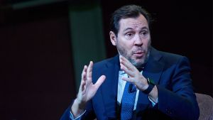 Un interventor de Vox increpa a Óscar Puente tras votar en Valladolid: 