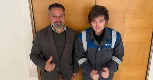 Patriota, pero no mucho: Abascal pasa de protestar contra la expropiación de YPF a fotografiarse con Milei y su mono de YPF