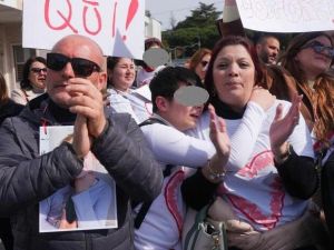 Domenico, cento genitori in sit-in al Monaldi «Stop gogna mediatica, Oppido non si tocca»