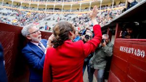 Ayuso, en el punto de mira por regar con 