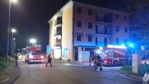 Incendio sul terrazzo di un appartamento a Cervarese Santa Croce: paura nel condominio