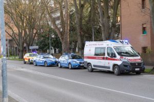Ferrara, tenta di uccidere la moglie con una coltellata al petto