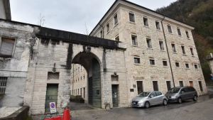 Oss ruba le fedi alle anziane, alle vittime diceva: «Tolga l’anello, le massaggio le mani»