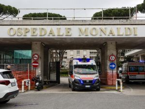 Ospedale Monaldi, pretende di utilizzare sacca delle urine per borsa dell'acqua calda: donna minaccia le infermiere, è denunciata