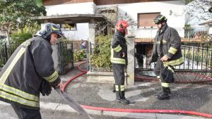 Va a fuoco la lavatrice, la figlia vede il fumo e salva la madre inferma