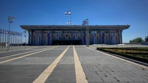 En lettres d’or sur la façade de la Knesset