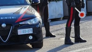 Codroipo: lancia bottiglie in strada dalla finestra, poi si scaglia contro i carabinieri: arrestato