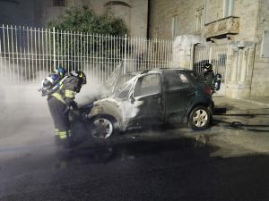 Nella notte auto a fuoco in via Griffi