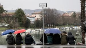 Al porticciolo di Monfalcone resiste il divieto di sedersi sui gradoni
