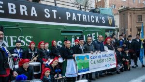 La gaita asturiana conquista la Gran Vía en el desfile de San Patricio: 