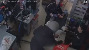 Punta la pistola contro