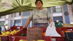 La crisis de los carburantes también pasa factura a los vendedores del mercado de Avilés: 