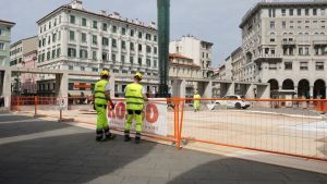 Aperto il cantiere di piazza Goldoni a Trieste: al via lo smontaggio dei piloni