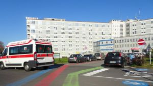 “Hanno legato mio padre 77enne alla barella”. Famiglia di Sant’Angelo Lodigiano denuncia la direzione dell’Ospedale Maggiore di Cremona