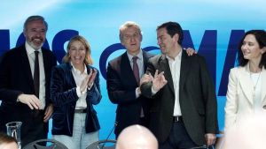 Feijóo devuelve el pleno control de las negociaciones con Vox a las autonomías