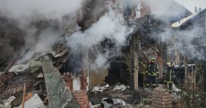 Mosca lancia un attacco insolito contro Kyiv, di giorno e con un metodo nuovo. Lezioni e segnali