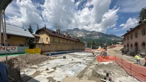 Polvere e fango nel cantiere dell’ex stazione di Cortina: una petizione per dire basta