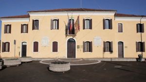 Consigliere minacciato con un proiettile nella cassetta della posta, risarcimento al Comune