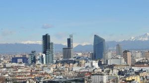 Le inchieste non fermano l’edilizia a Milano: nel 2025 profitti top per i costruttori e record di assunzioni