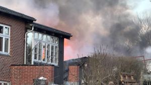 Voldsom garagebrand hærgede mandag: 15 brandfolk deltog i fire timer lang indsat...