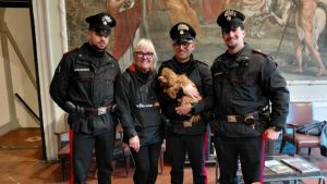 Cagnolino scappa e finisce in mezzo al traffico: salvato dai carabinieri