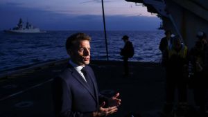 Emmanuel Macron coincé dans le détroit d’Ormuz face à Donald Trump